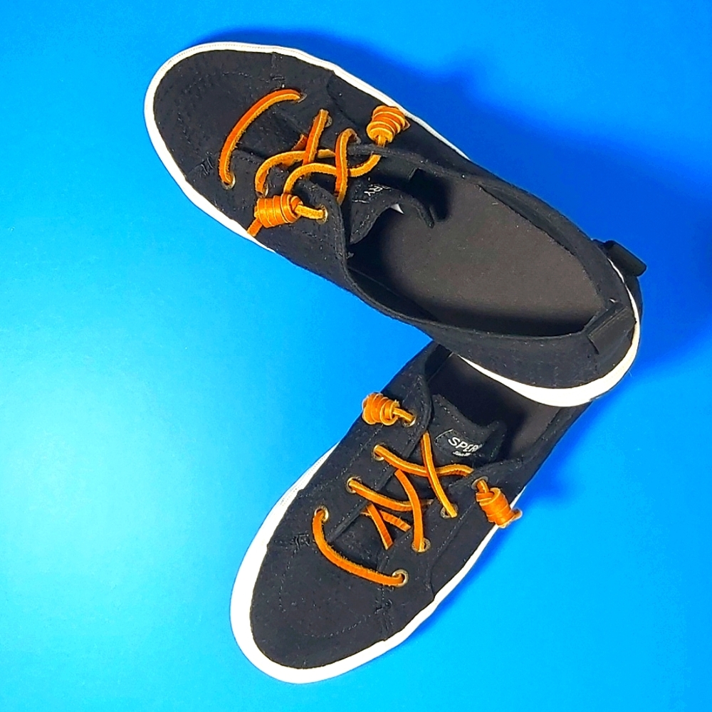 SPERRY SIZE 8  BLACK WOMANS PIER WAVE CANVAS SNEAKER